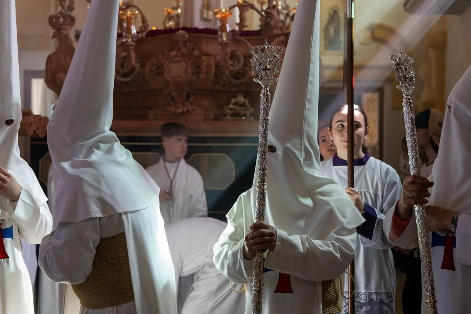 El Miércoles Santo inicia la tarde con los nazarenos trinitarios del barrio de Santa Isabel