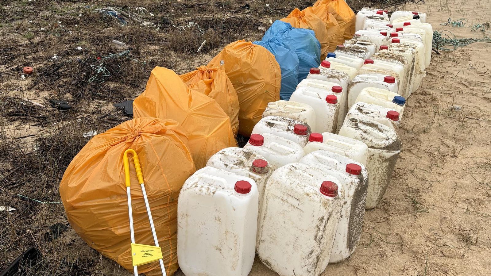 Los bidones de gasolina encontrados.