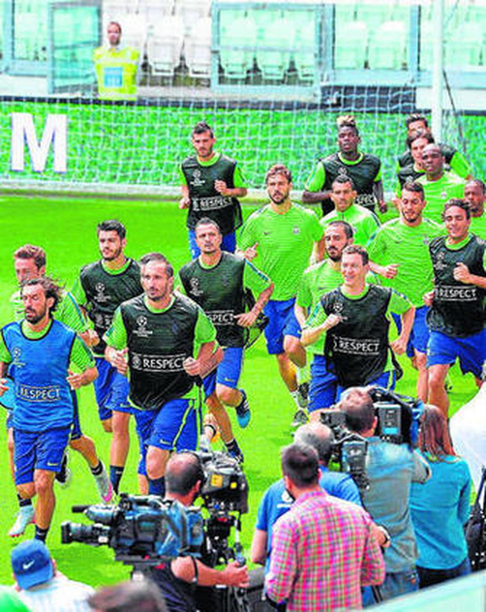 La plantilla de la Juventus, con Chiellini al frente, ayer en el entrenamiento.