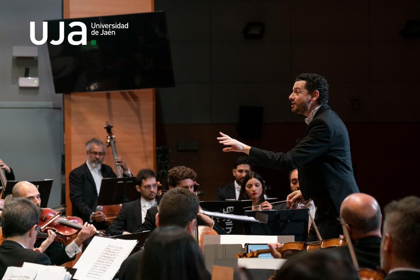Daniel García Caro dirige la Orquesta de la Universidad de Jaén.