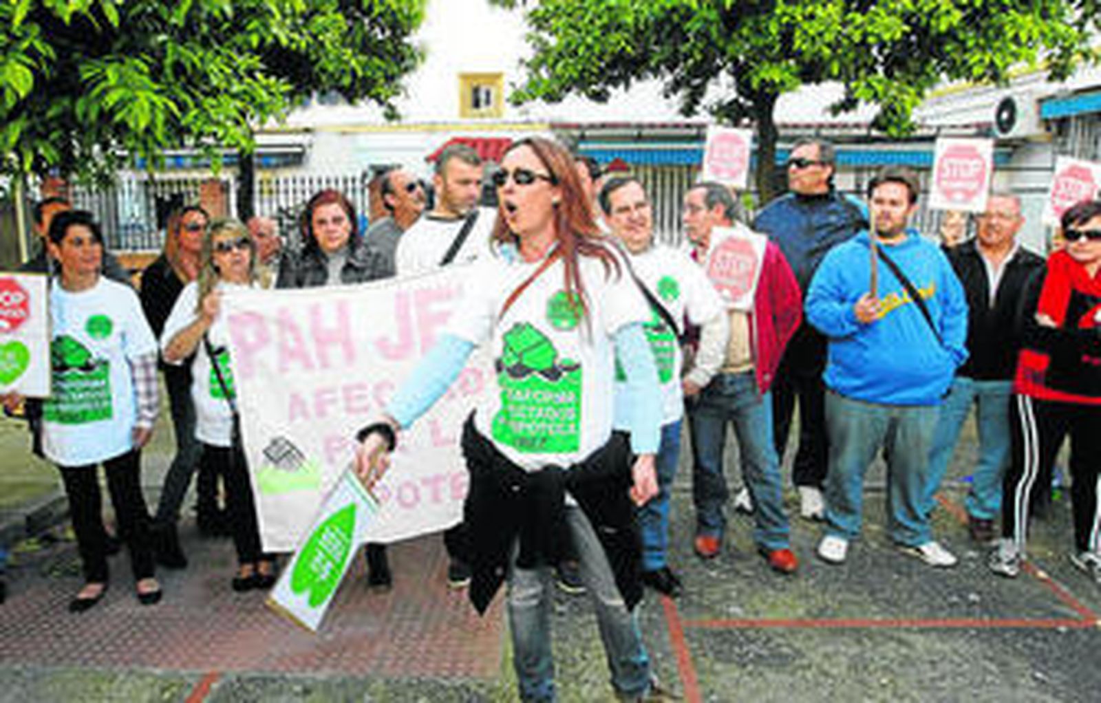 Miembros de la Plataforma de Afectados por la Hipoteca manifestados ayer frente a la vivienda de María Dolores.