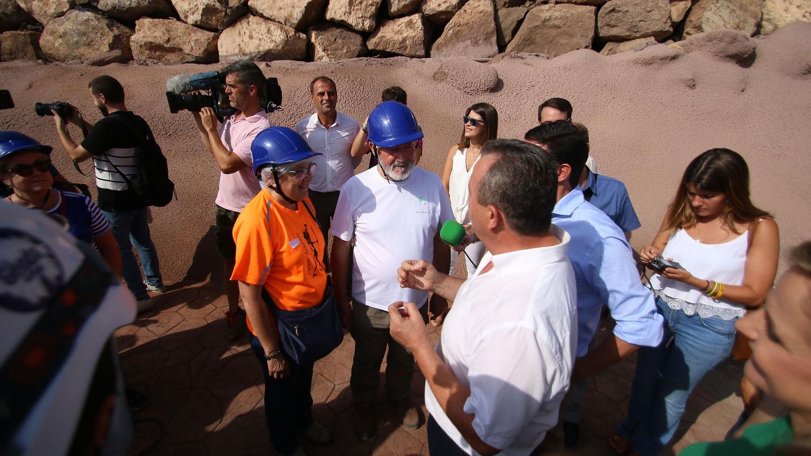 El alcalde de Pulpí junto a los primeros visitantes.