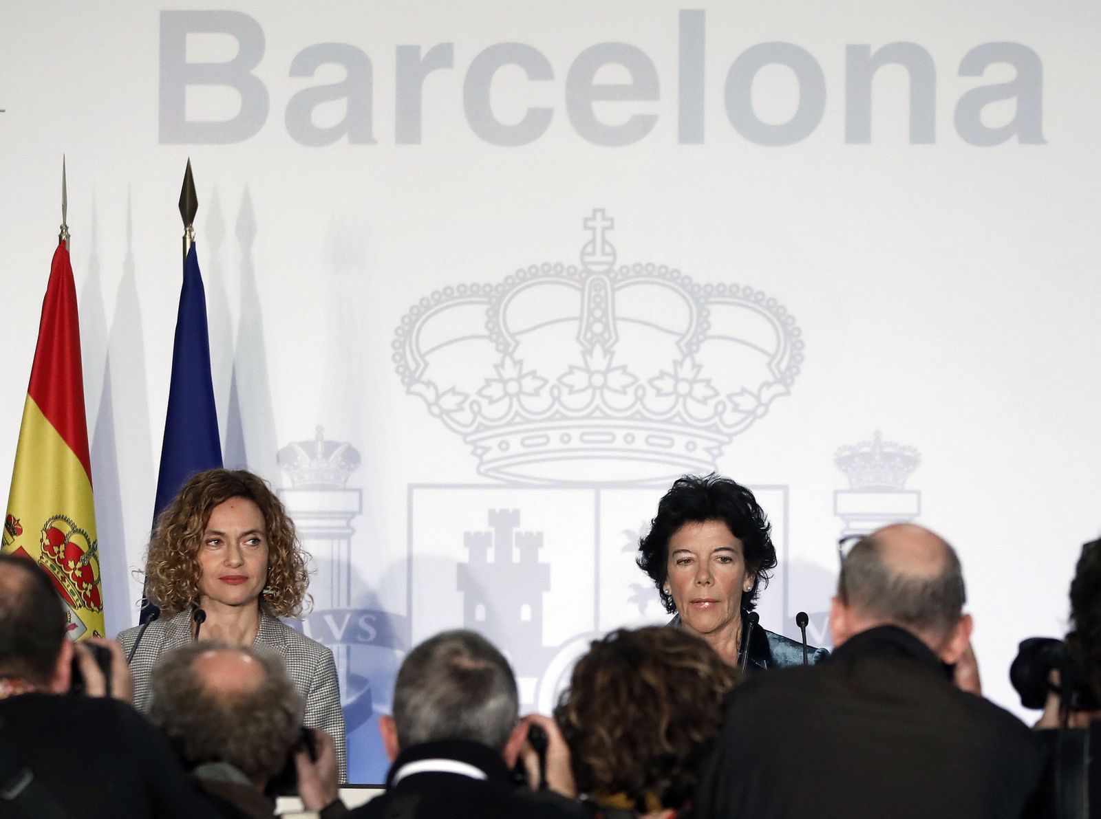 La ministra  de Administraciones Territoriales, Meritxell Batet,  y la  portavoz del Gobierno, Isabel Celaá (d), en rueda de prensa  tras el Consejo  de Ministros  celebrado en Barcelona el pasado día 21.
