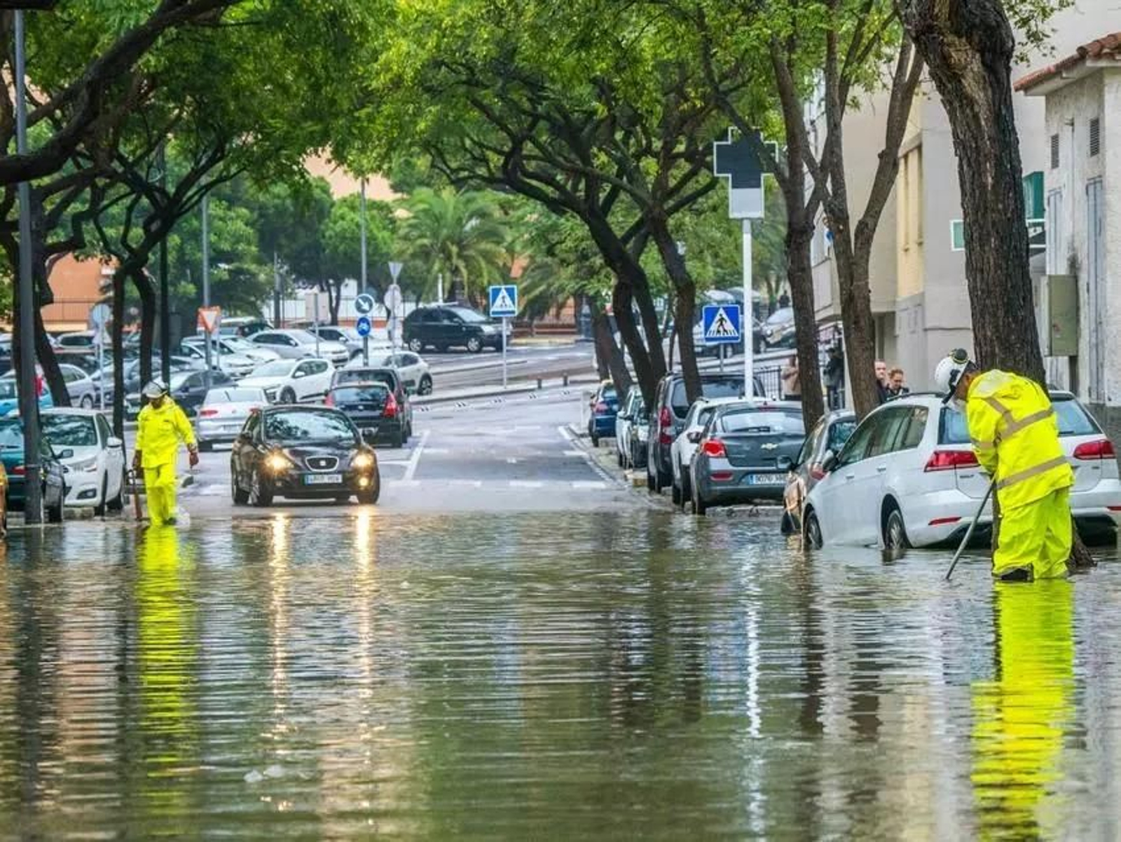 Operarios municipales de San Fernando, trabajando el pasado sábado en una calle inundada Operarios municipales de San Fernando, trabajando el pasado sábado en una calle inundada