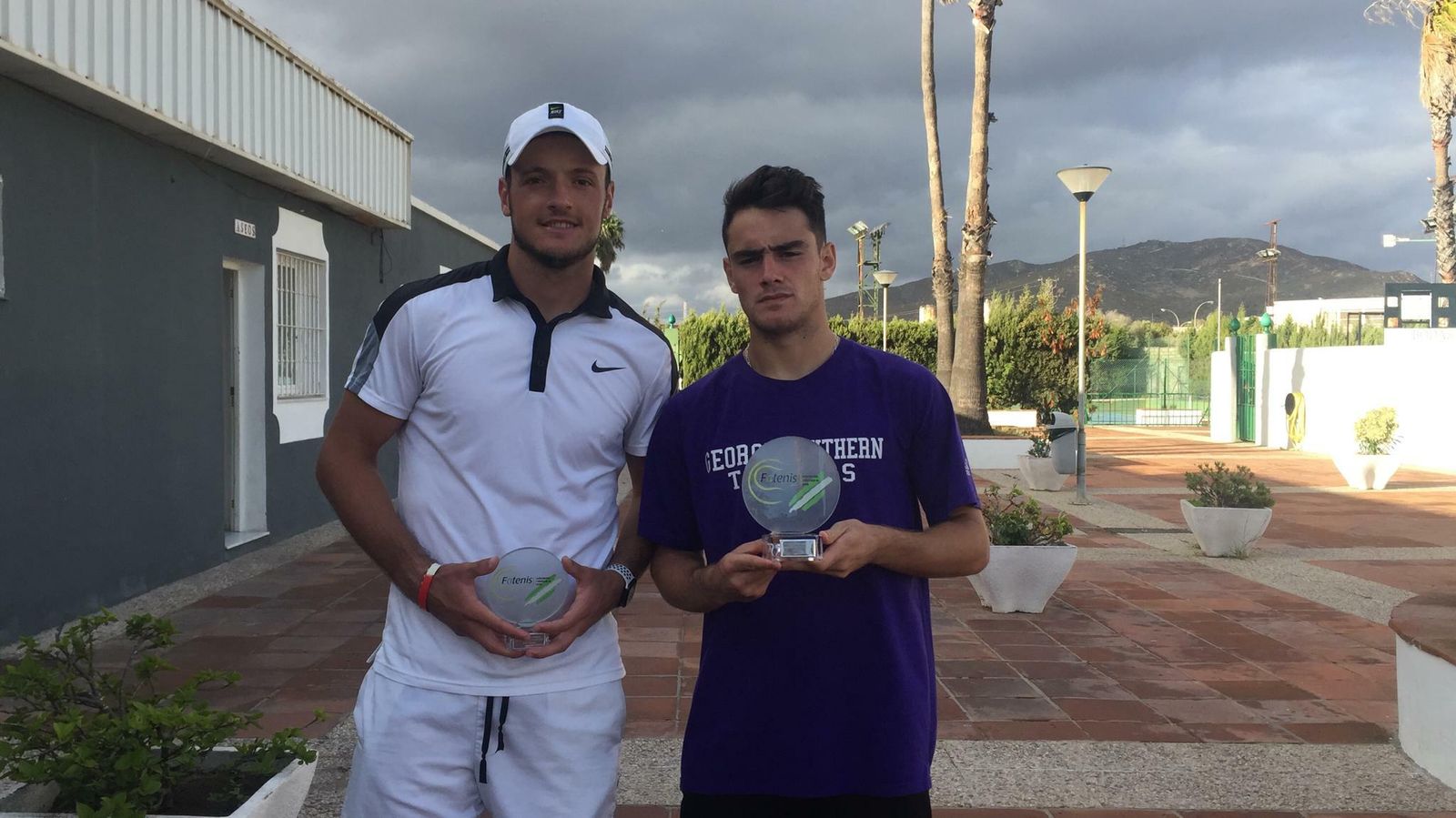 Lucas Franco, con camiseta azul, posa con el trofeo junto a Pepe Núñez.