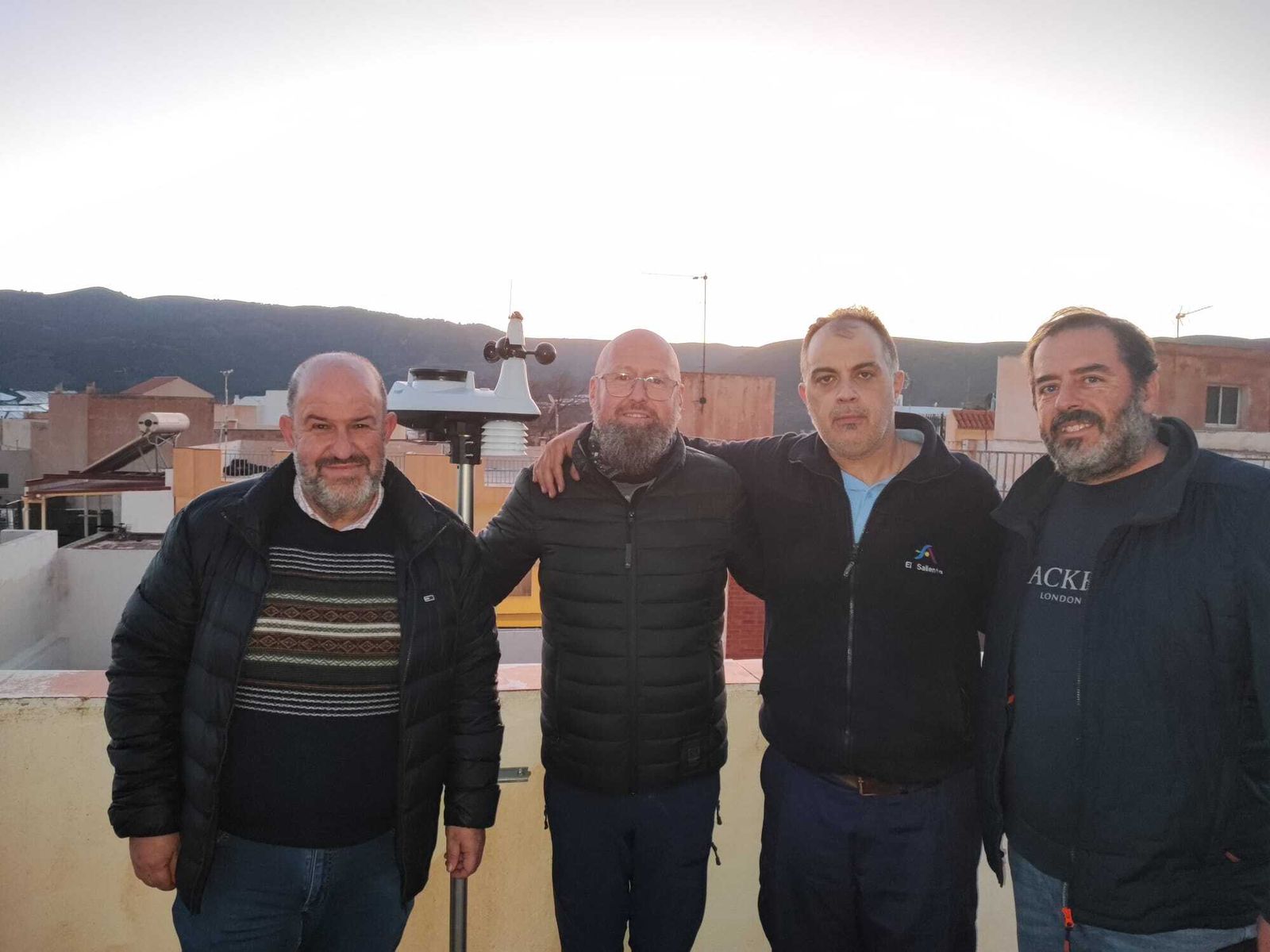 Responsables municipales y de la AMETSE junta a la estación meteorológica.
