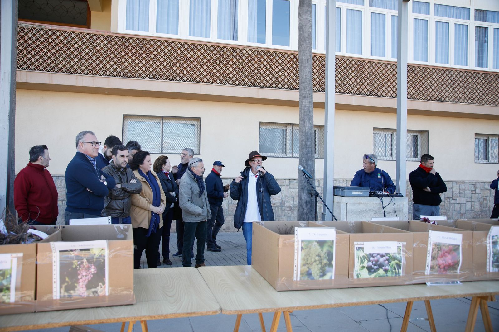 Imágenes del reparto de Parras en Alhama de Almería