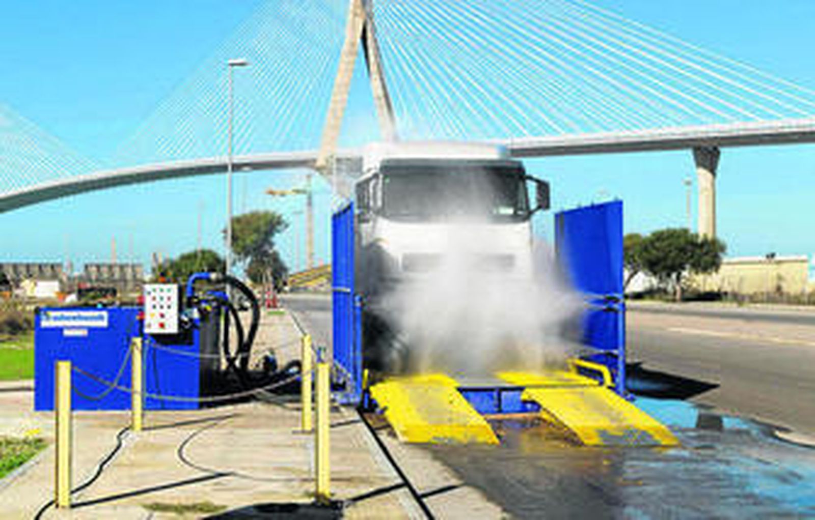 Un camión lava sus ruedas antes de abandonar La Cabezuela.