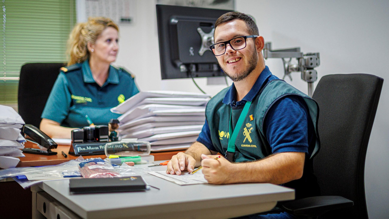 Alberto Gil, en su lugar de trabajo de la Comandancia de la Guardia Civil de Cádiz, junto a una compañera.