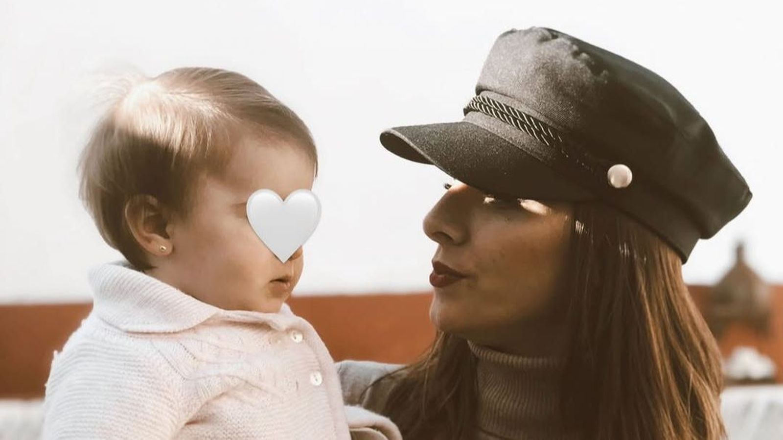 Irene Rosales, junto a su hija Carlota cuando era pequeña.