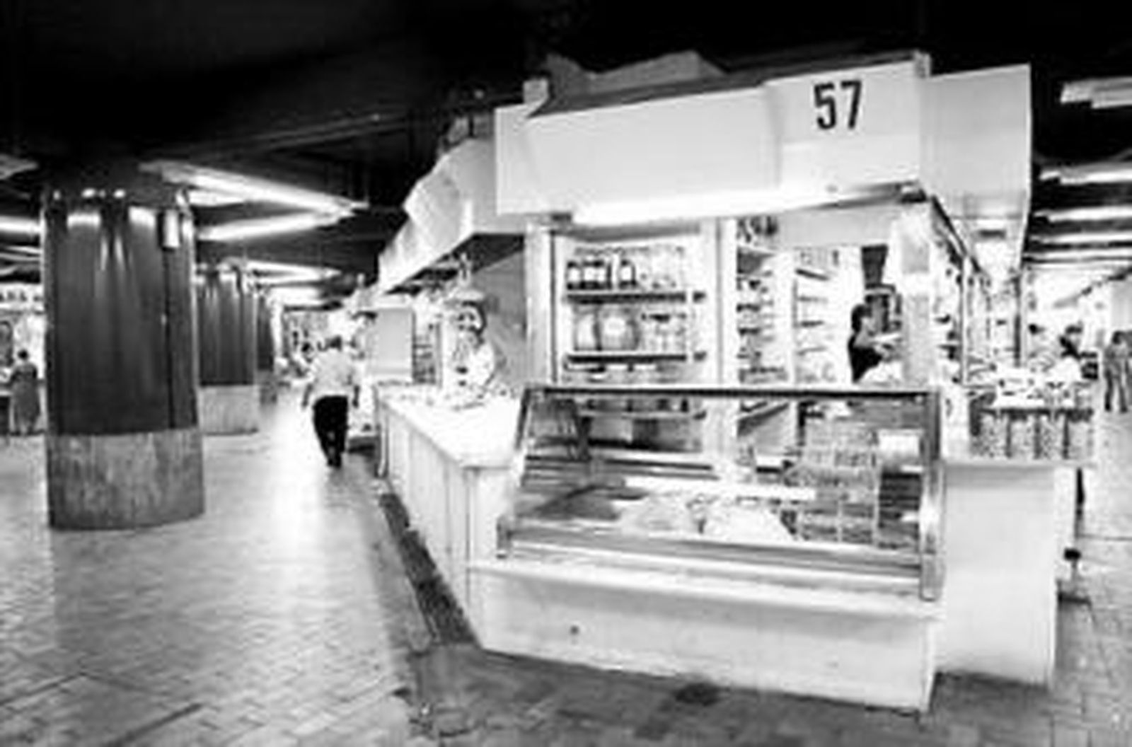 Pasillos desiertos del Mercado de La Merced.