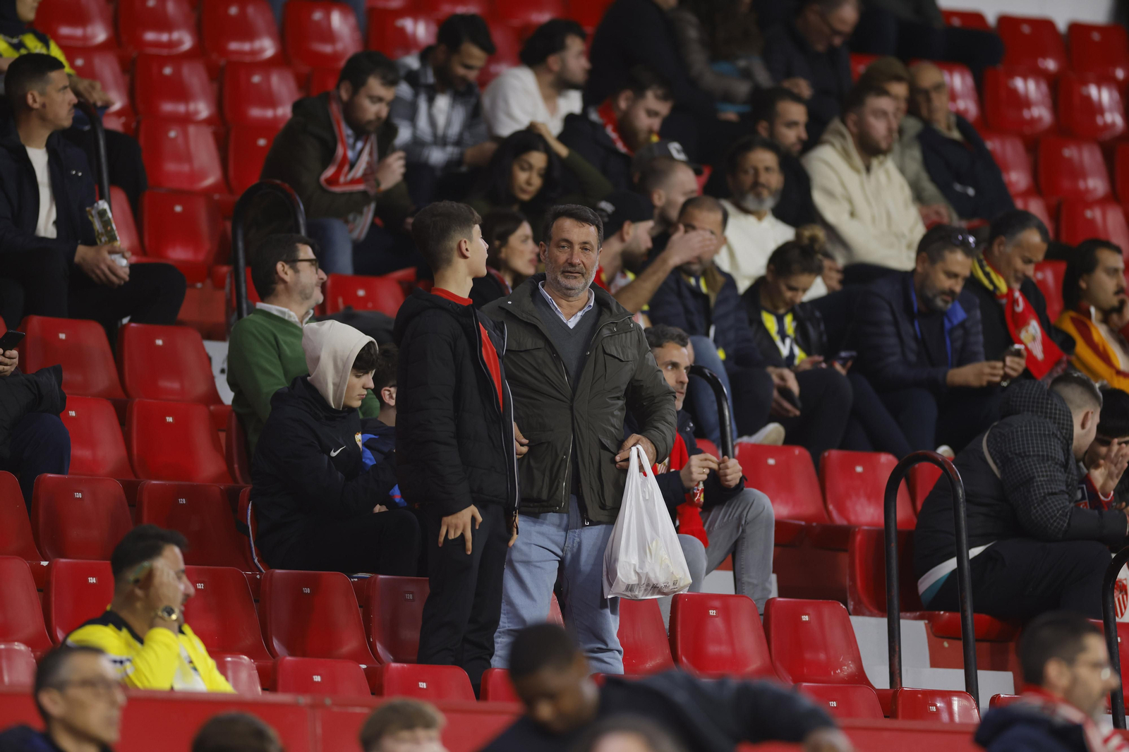 Búscate en las fotos del Sevilla-Fenerbahçe,