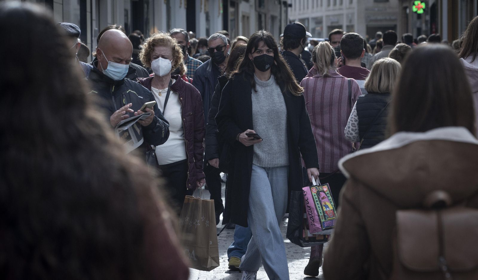 Numerosas personas coinciden en una céntrica calle comercial de la ciudad.