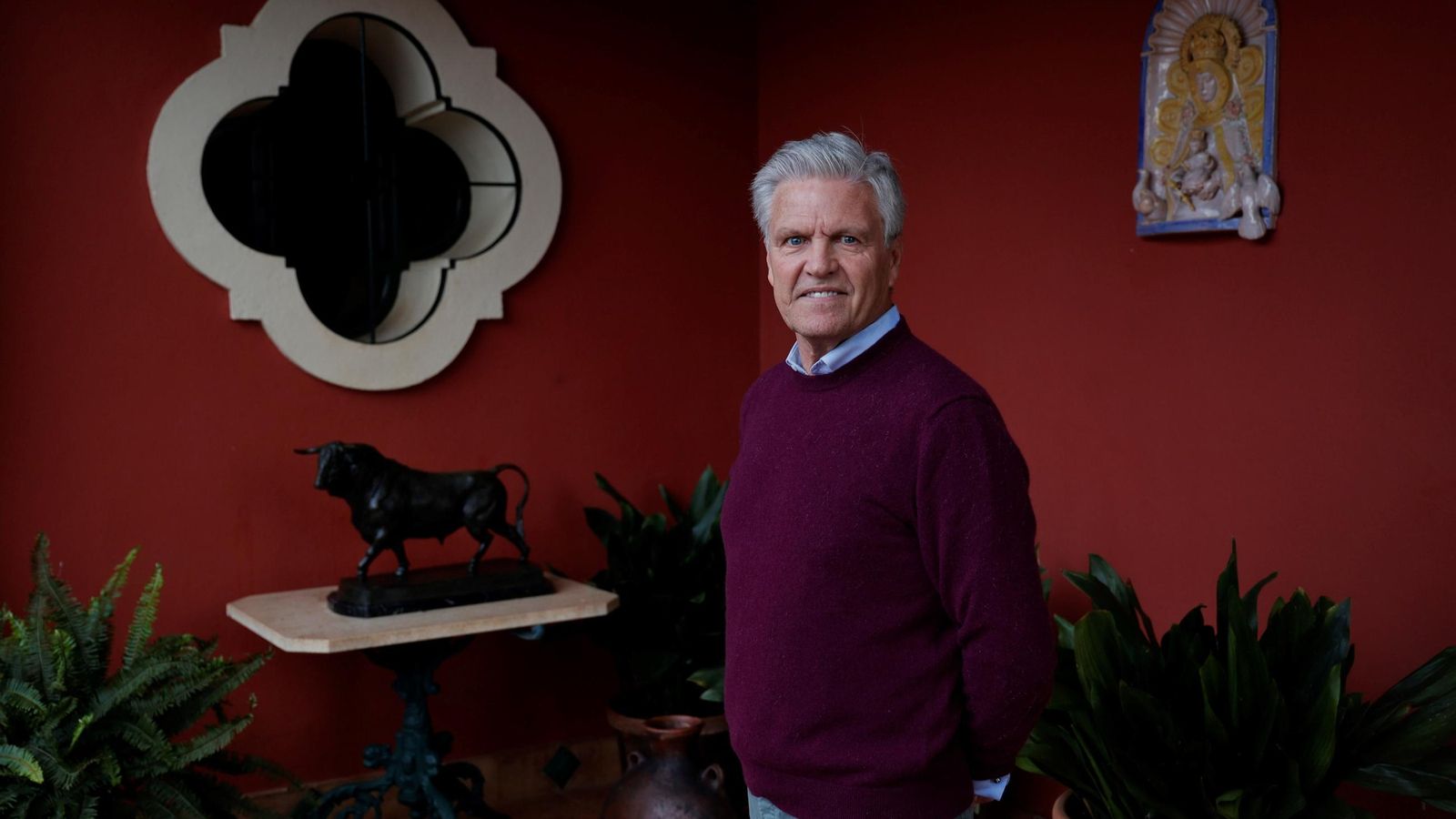 Devoción y profesión -la Virgen del Rocío y la escultura del toro bravo- en la trayectoria de Juan Antonio Ruiz 'Espartaco'.