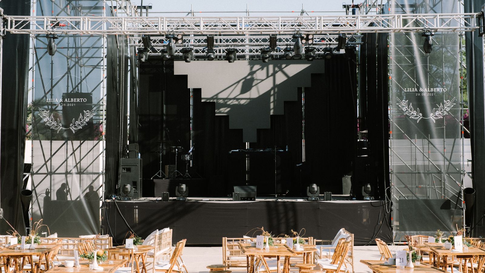 Las bodas de lujo experiencial de Weddings With Love cuenta con actuaciones en directo.