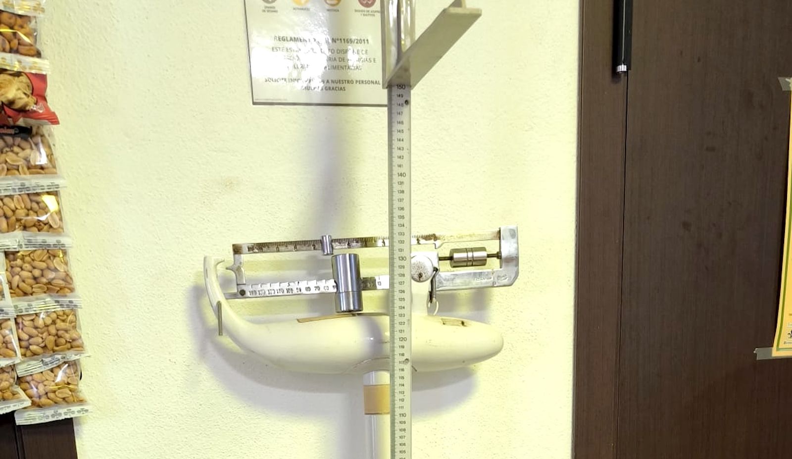 Una auténtica taberna andaluza que tiene una báscula para pesarte