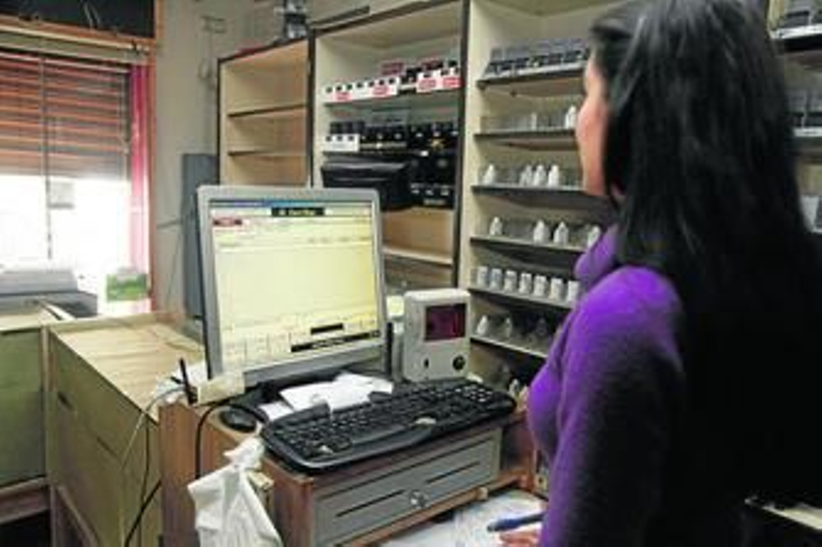 La estanquera Mari Carmen Gey mira las cuentas del estanco que ha cerrado.