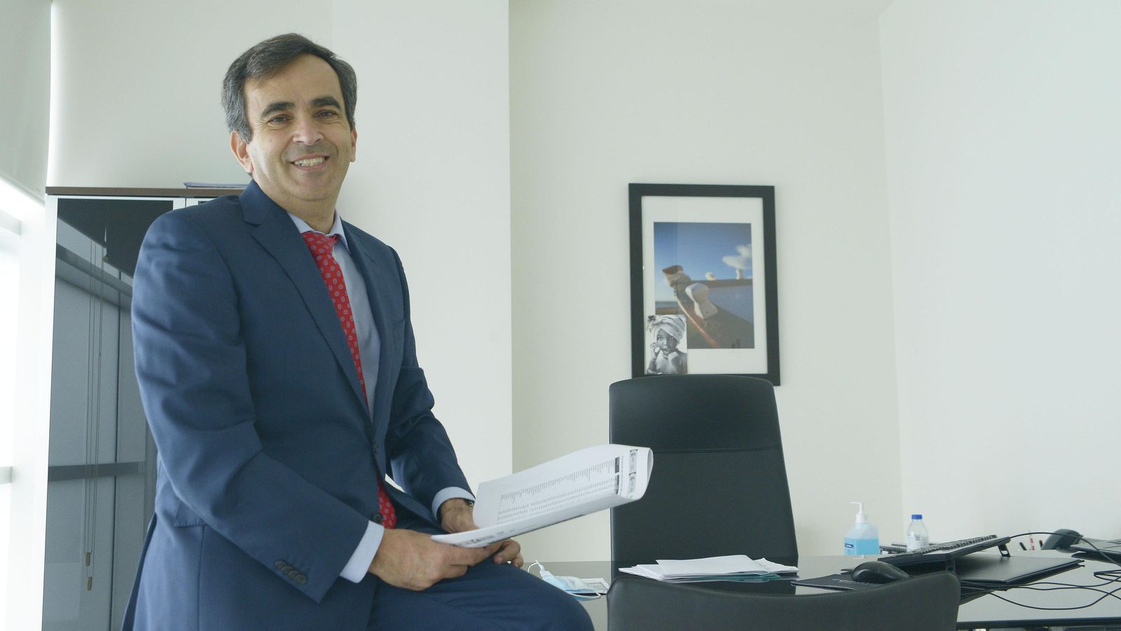 Manuel Carrillo, director gerente del Hospital QuirónSalud Campo de Gibraltar, en su despacho.