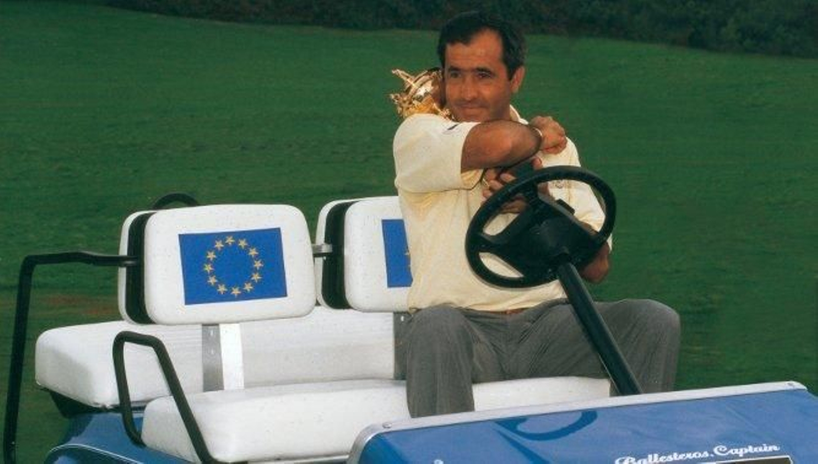 Severiano Ballesteros, capitán del equipo europeo, abraza el trofeo de campeón de la Ryder en 1997.