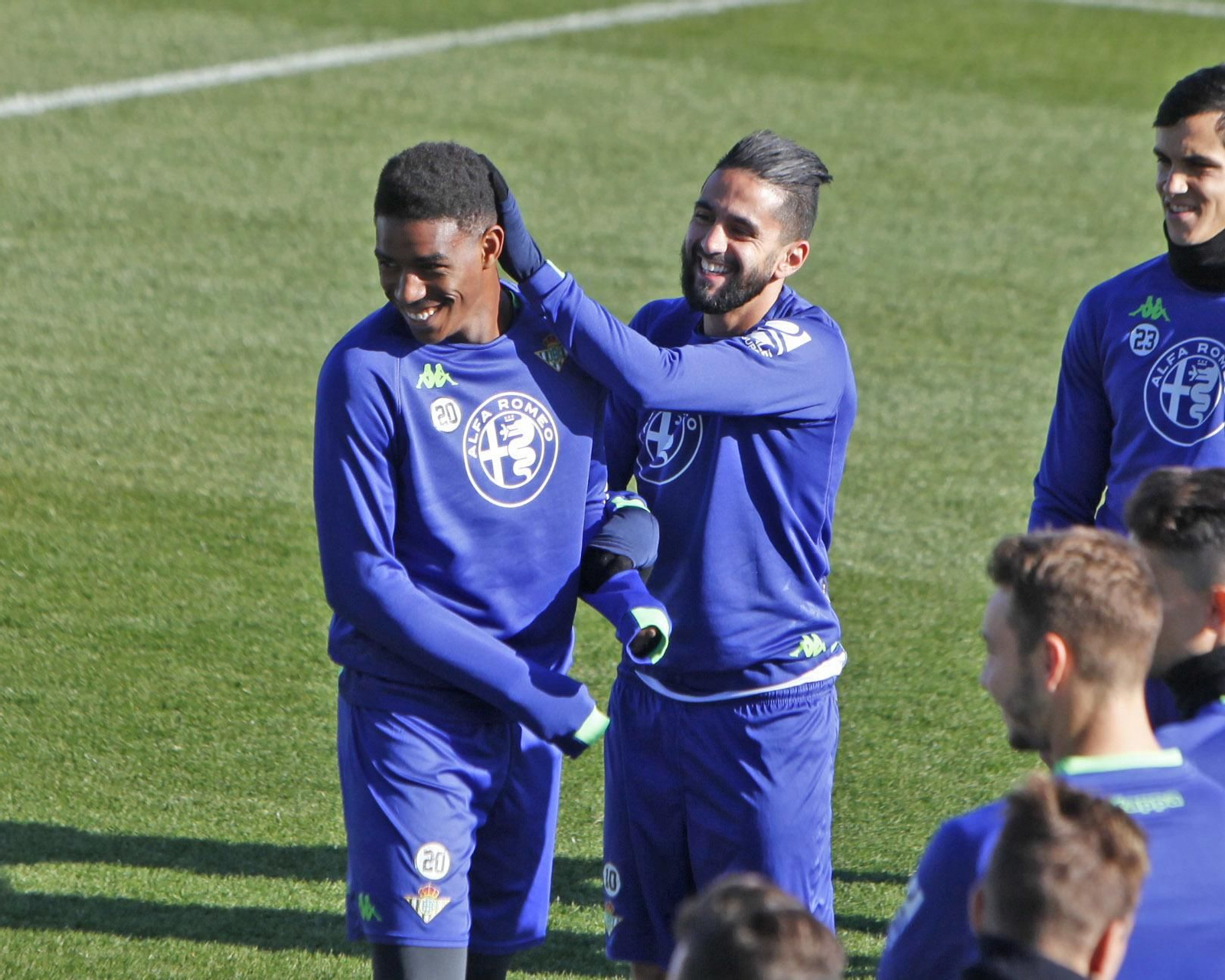Boudebouz bromea con Júnior en un entrenamiento.