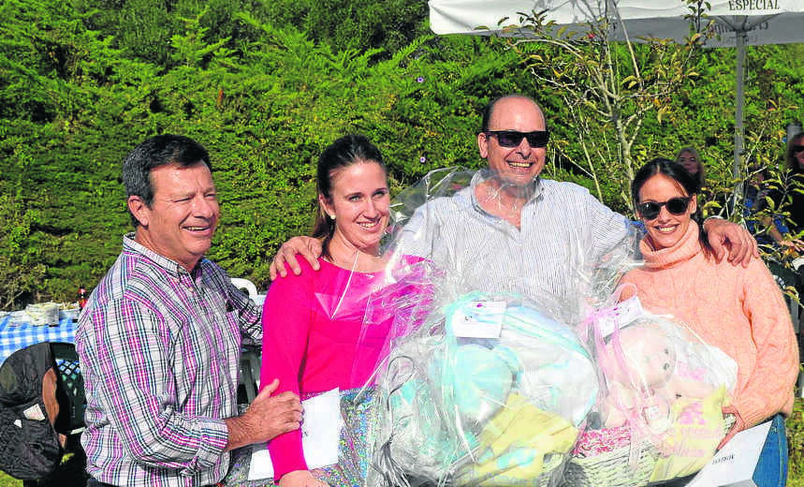 Ramón de Sobrino, Pilar Portela Domínguez, Antonio Ponce  y Miriam Osuna, durante el festejo campero, recibiendo los regalos.