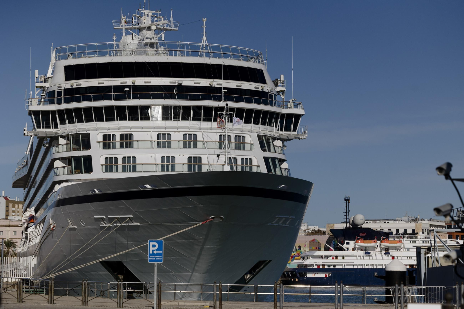 El 'Viking Saturn' y el 'Corinthian' esta mañana en el puerto de Cádiz