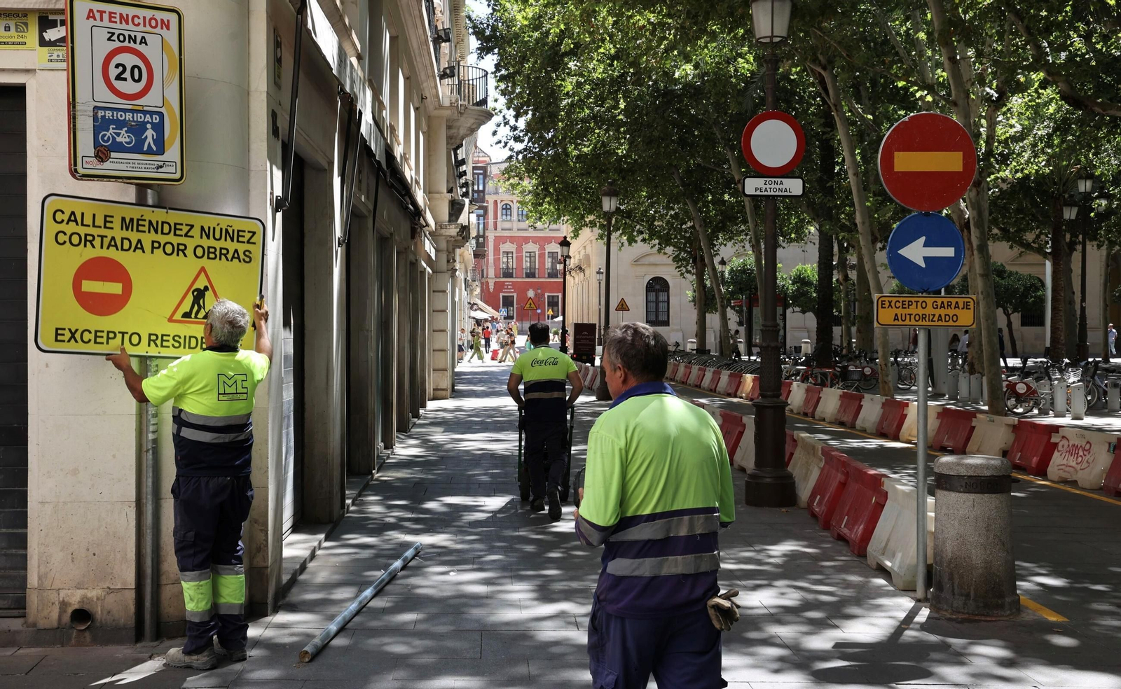 Tras el caos de tráfico en las primeras horas del lunes, se está mejorando la señalización en el desvío por la Plaza Nueva