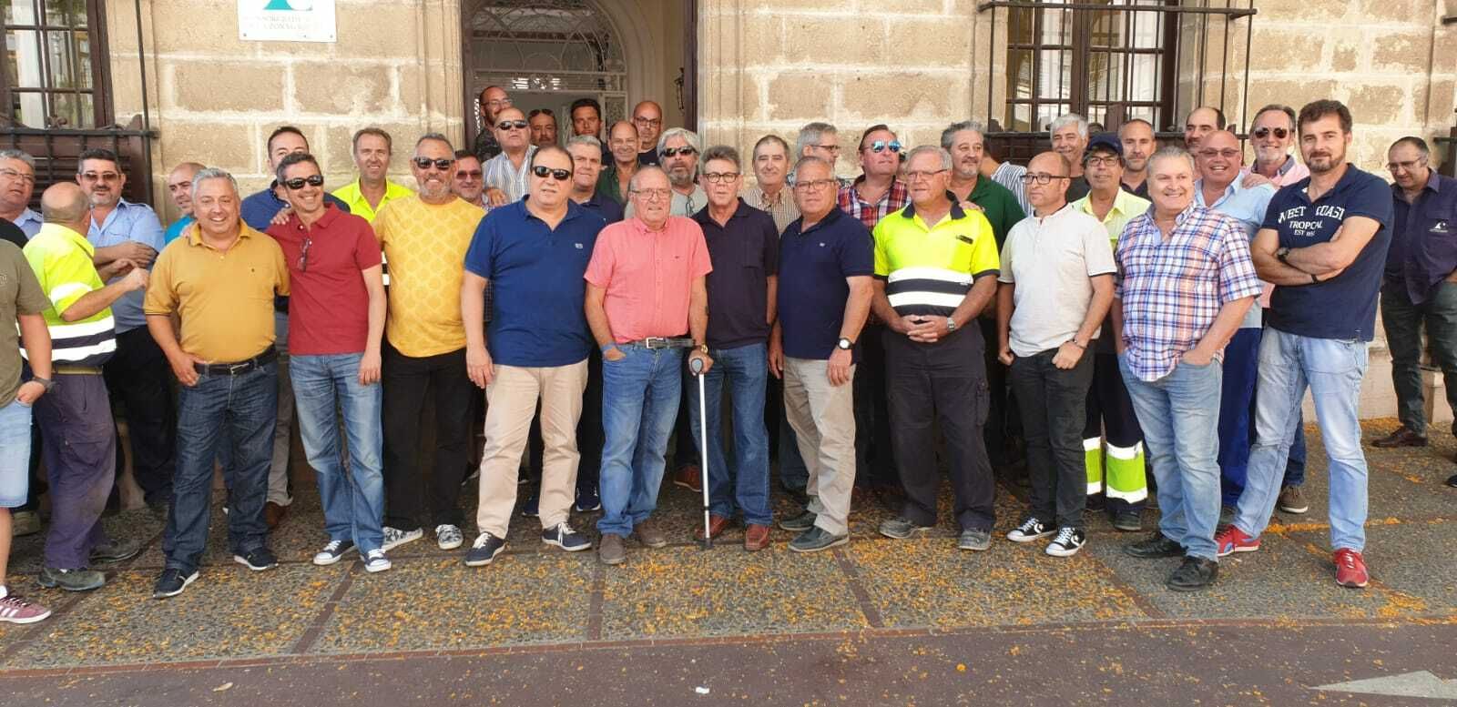 Trabajadores del Consorcio concentrados delante de la sede de la entidad.