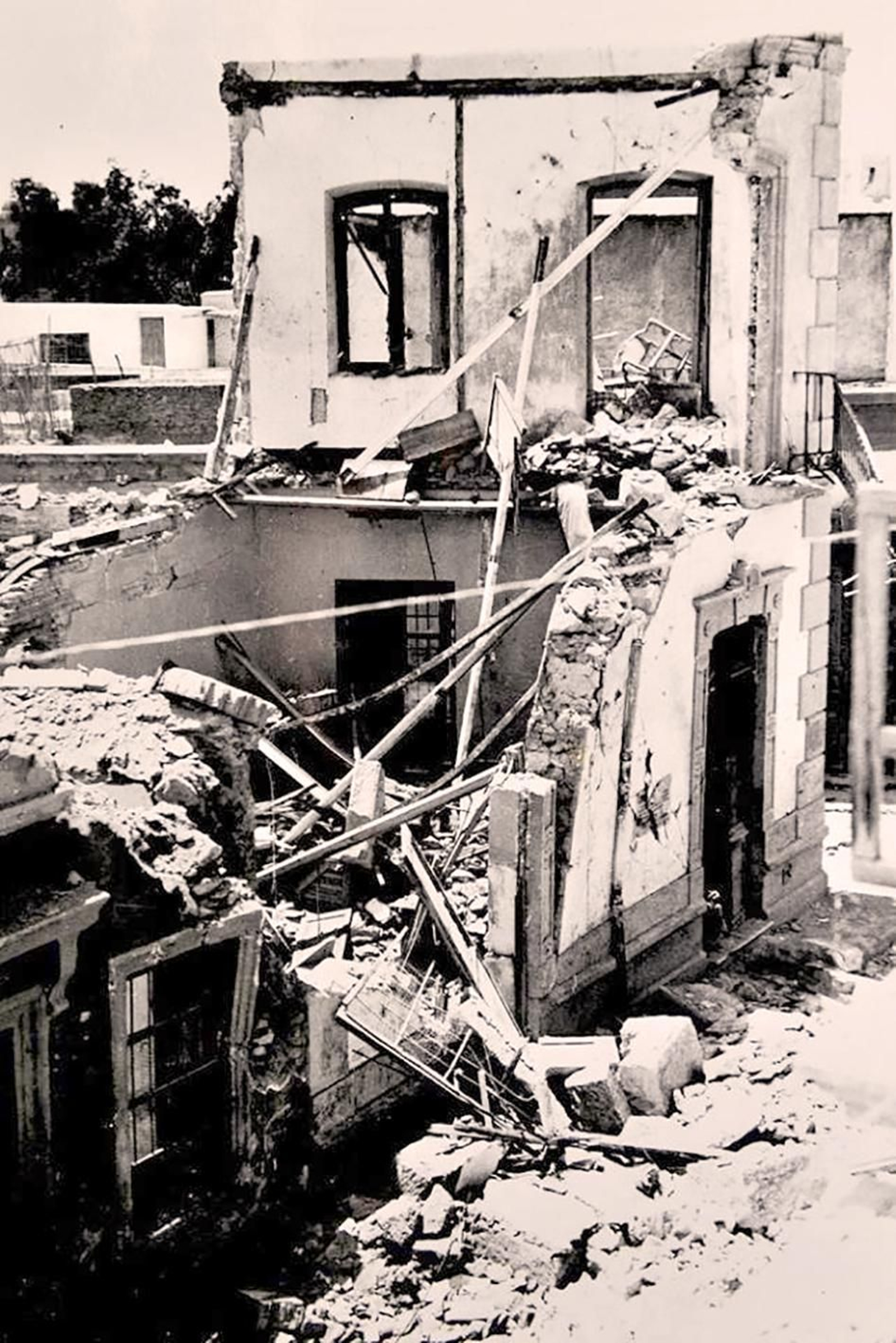 Destrozos de los bombardeos.