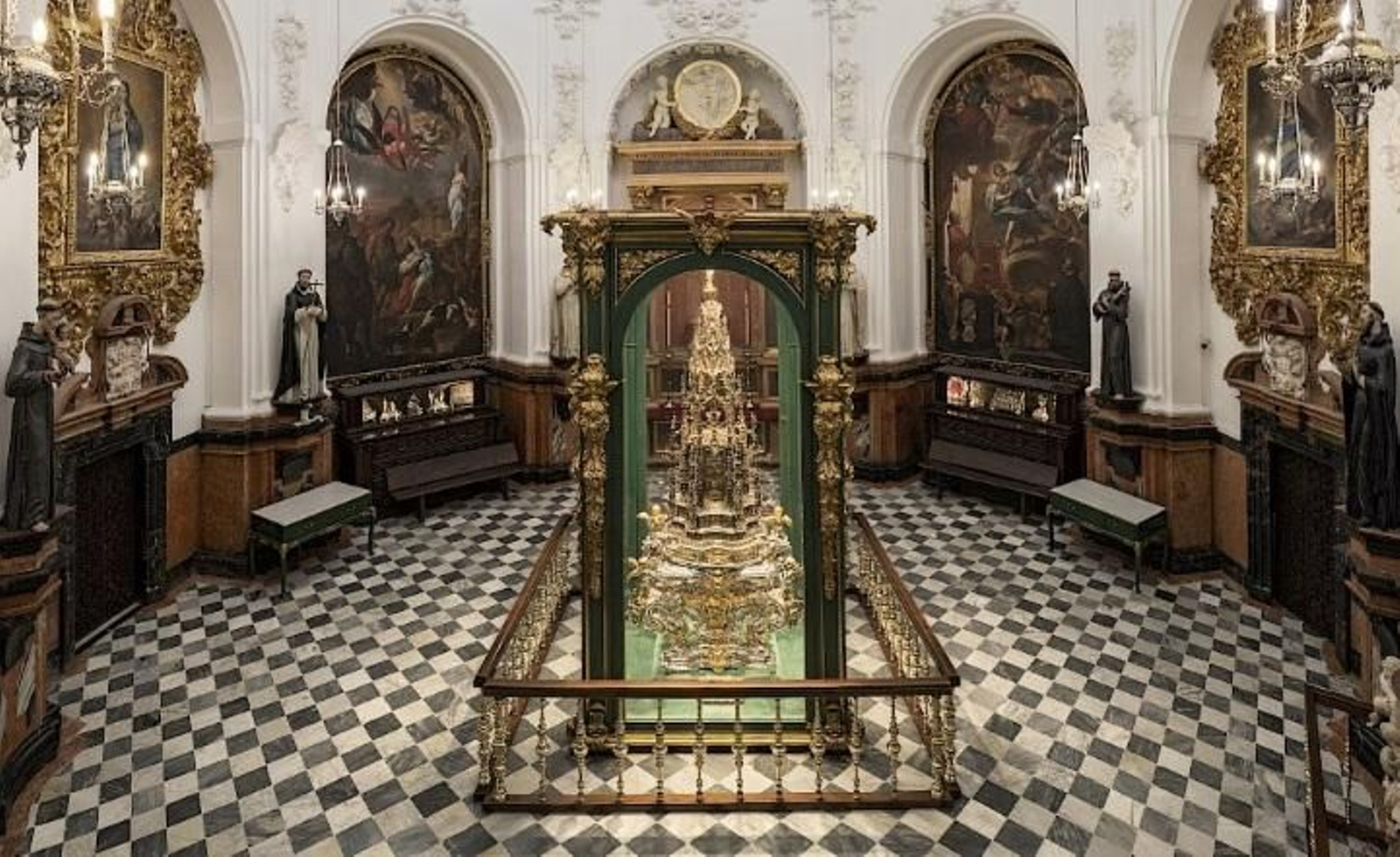 Capilla del Cardenal Salazar o de Santa Teresa, con la Custodia de Arfe en el centro.