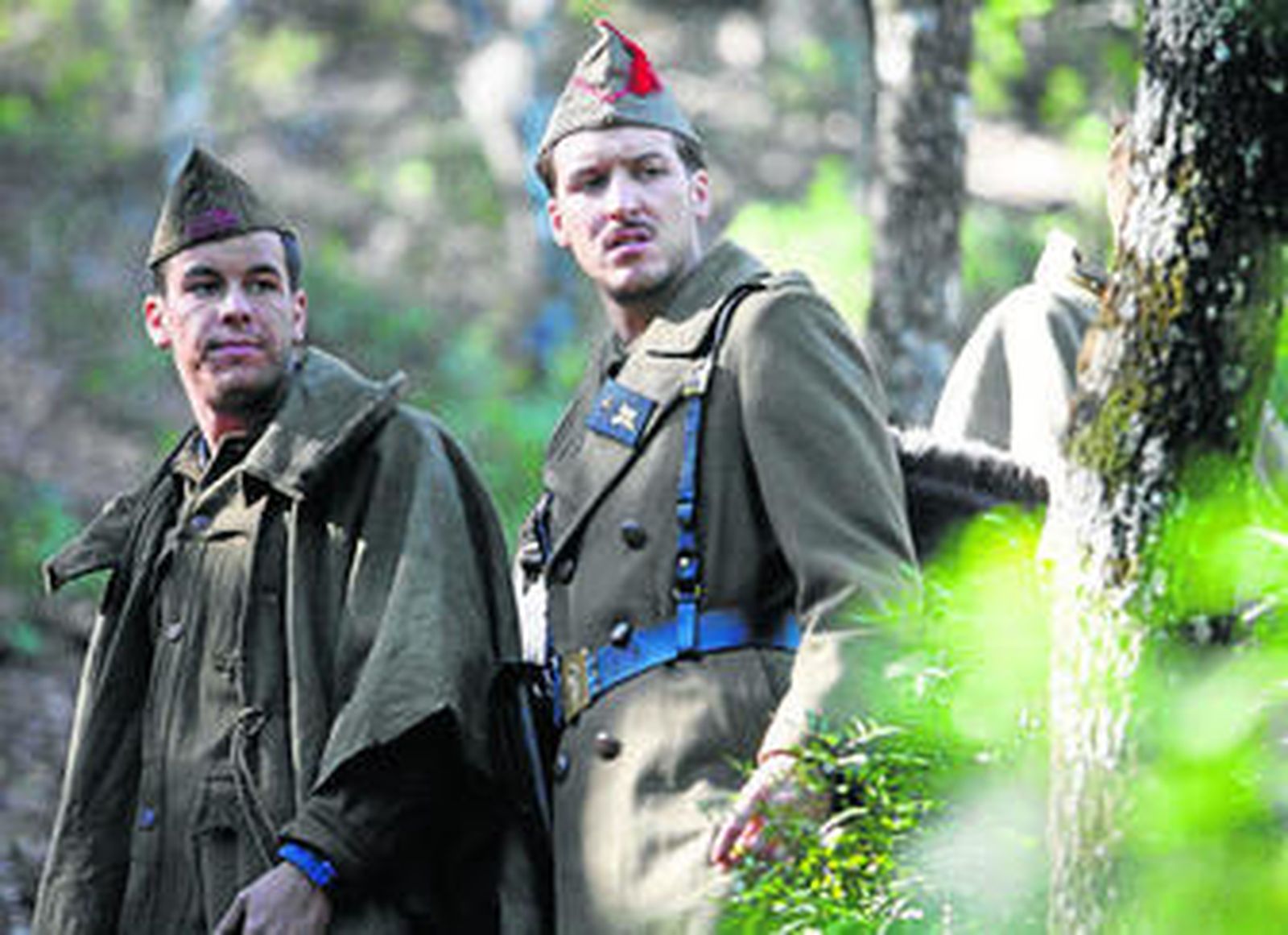 Mario Casas y Jorge Suquet, durante el rodaje de 'La mula' en la sierra de Montoro.