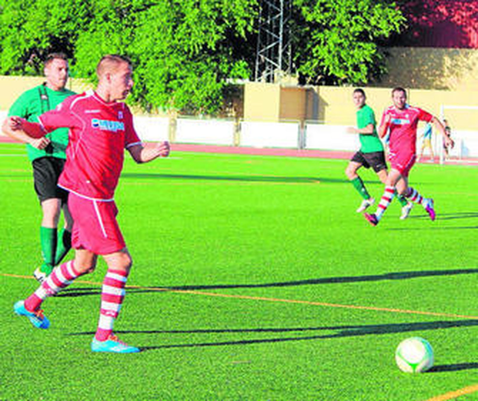 Palop da un pase, en presencia de David, con David Anaya al fondo.