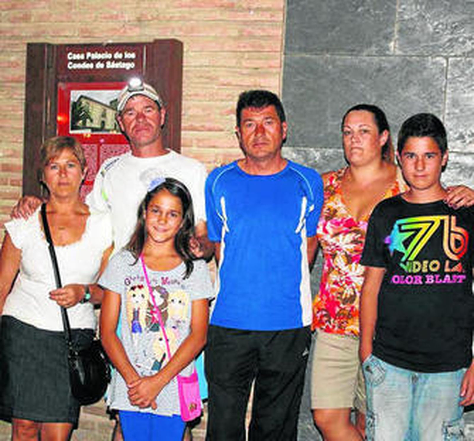 Celestino Compán (primero por la izquierda), antes de salir.