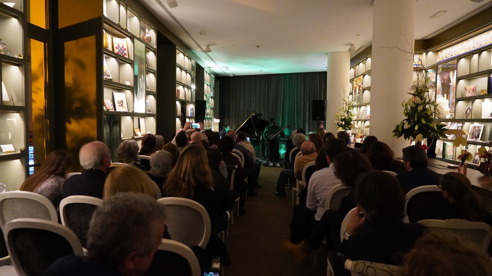 Lleno en la biblioteca del Hotel Colón