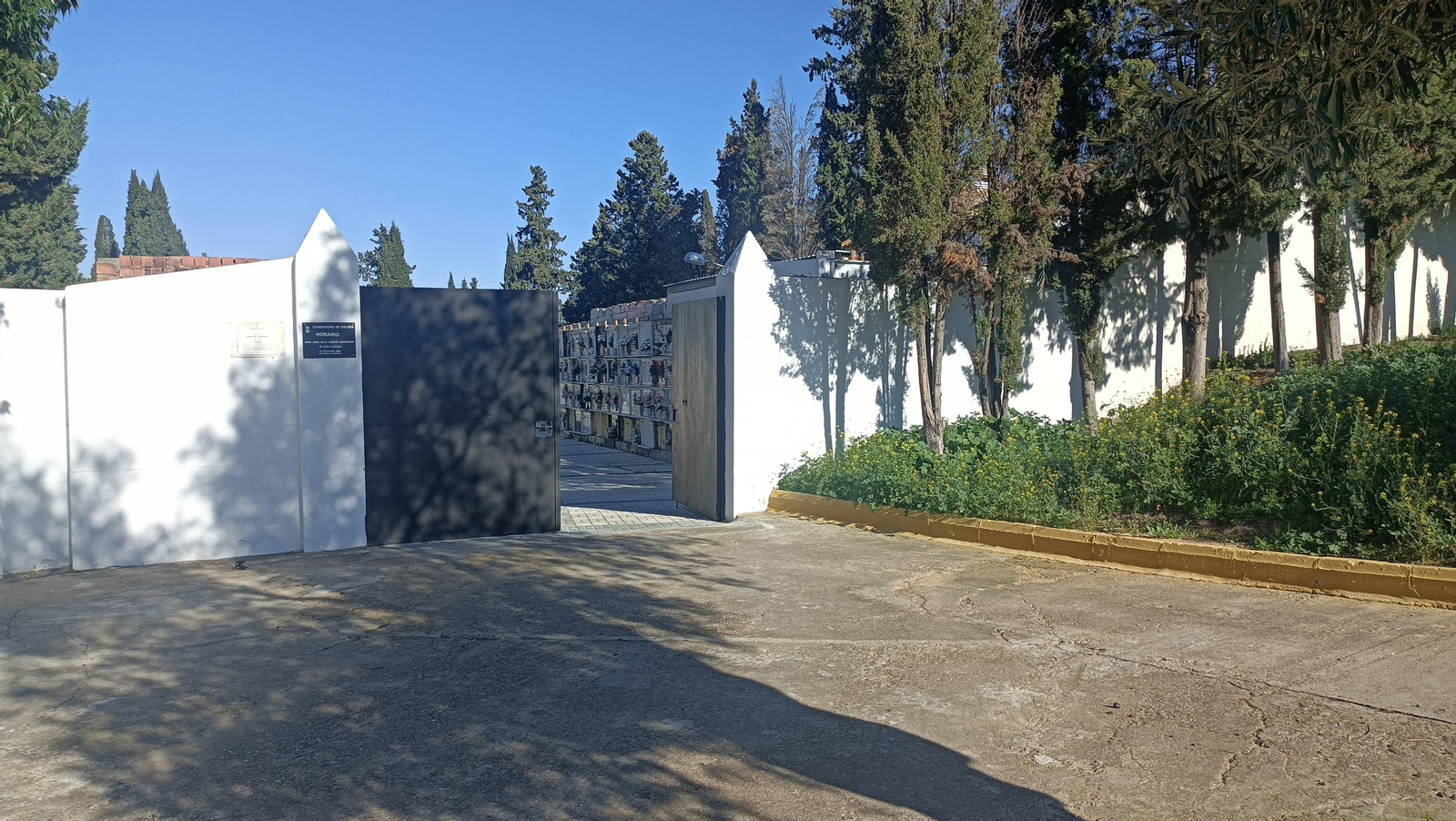 Visitamos el cementerio de Gelves.