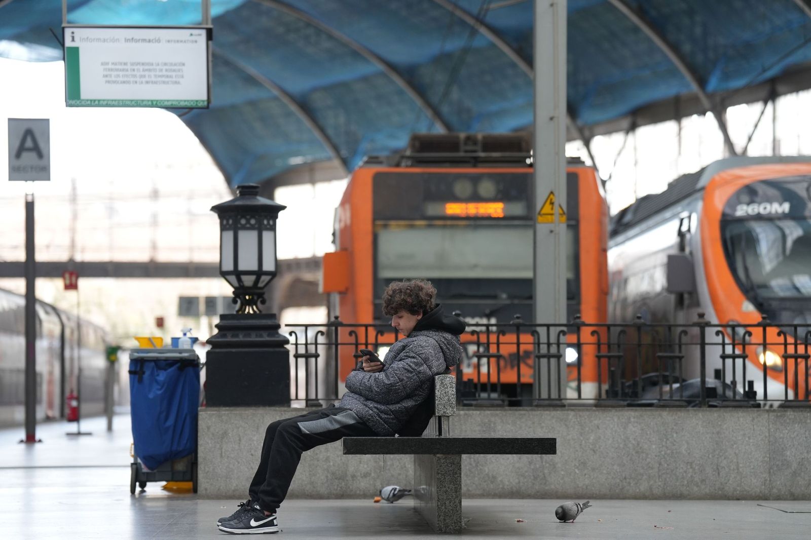 Una persona espera sentada en la Estación de Francia de Barcelona.