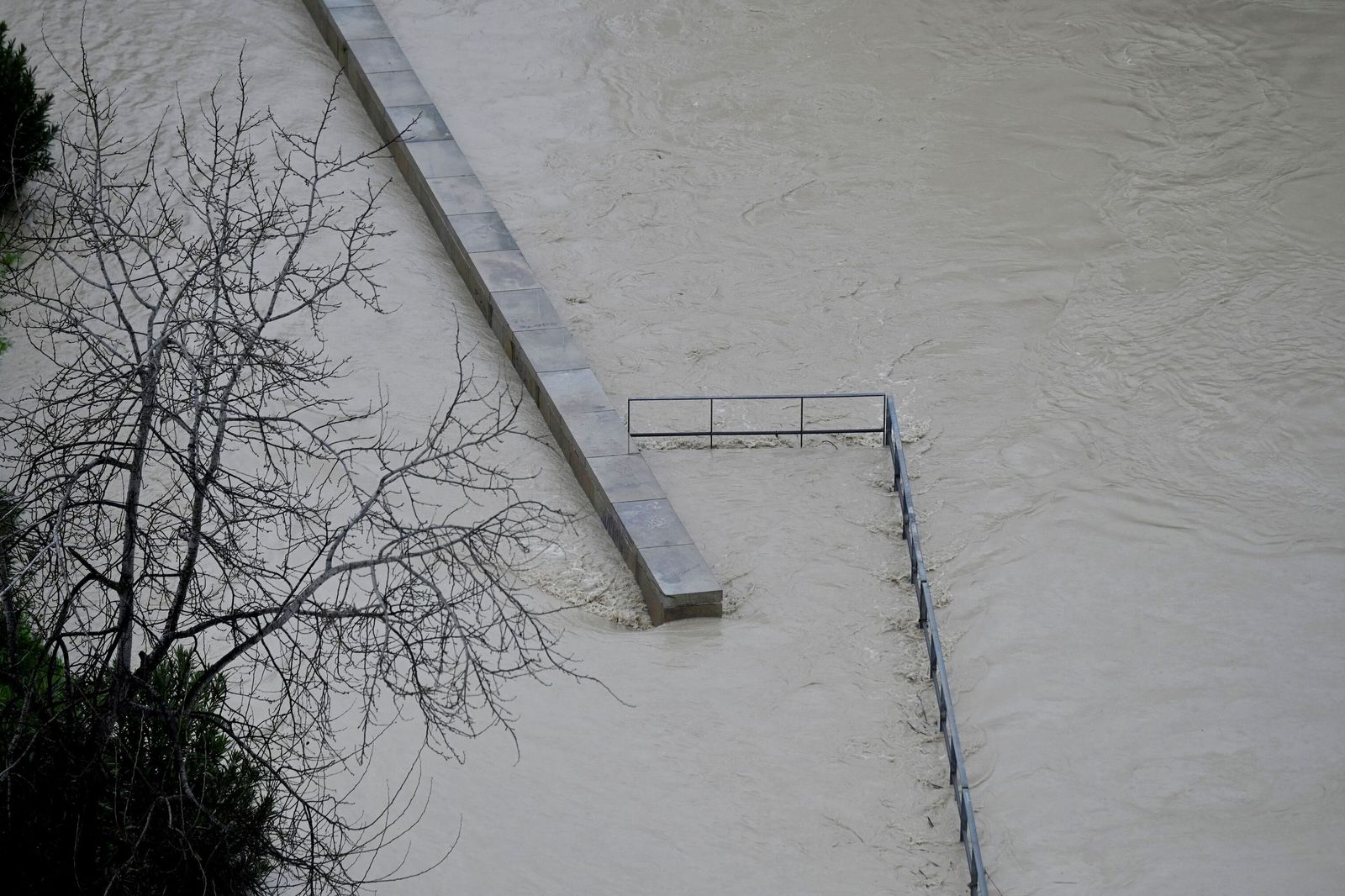 Las impactantes imágenes de la crecida del río Guadalquivir a su paso por Córdoba