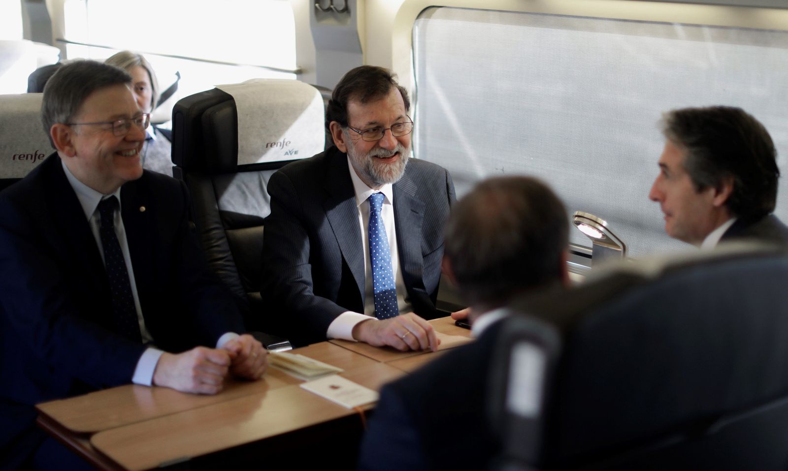 Puig al lado de Rajoy, y justo en frente del ministro de la Serna