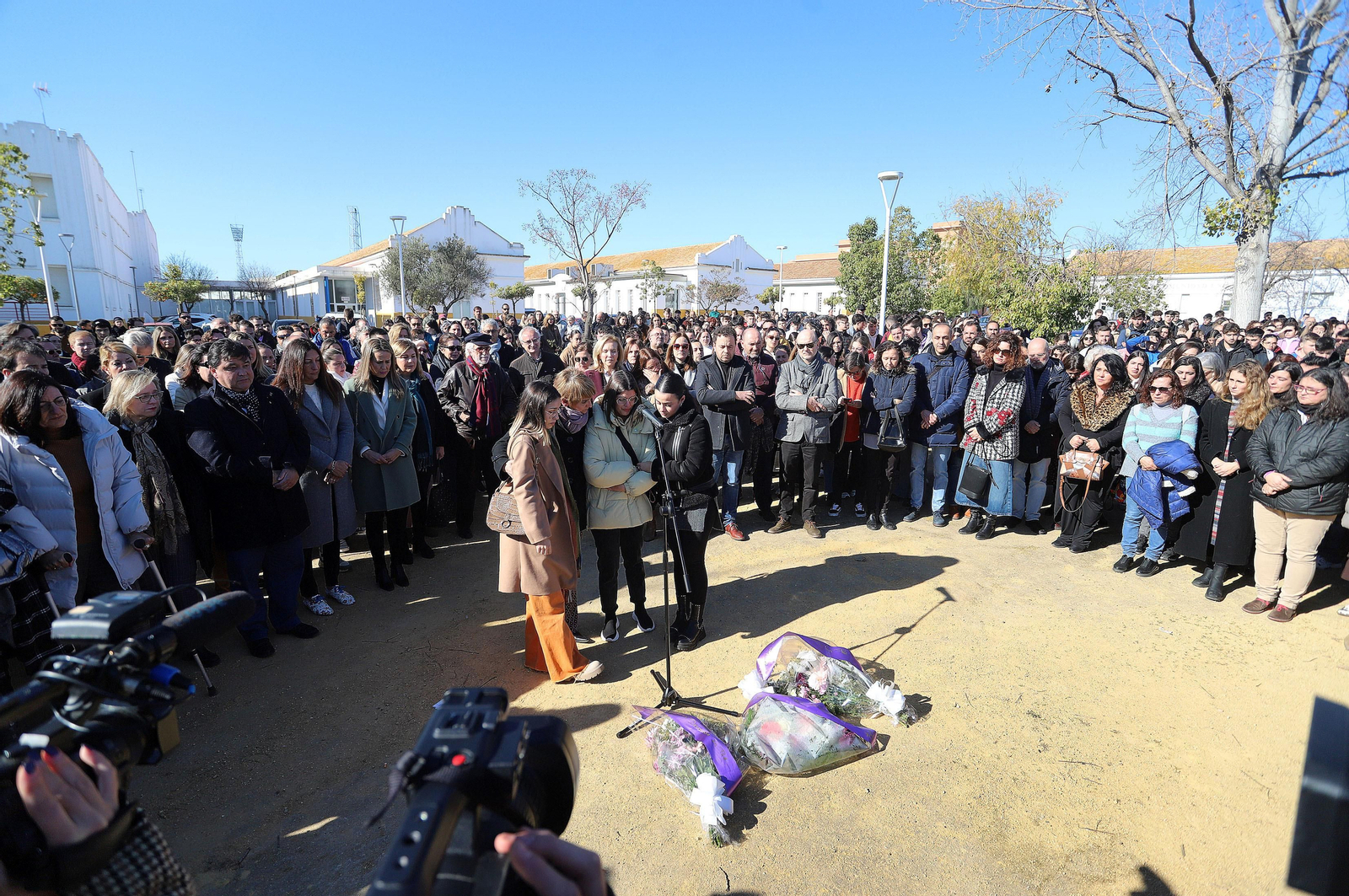 Imágenes del minuto de silencio guardado en la Universidad de Huelva en memoria de los estudiantes fallecidos en el incendio