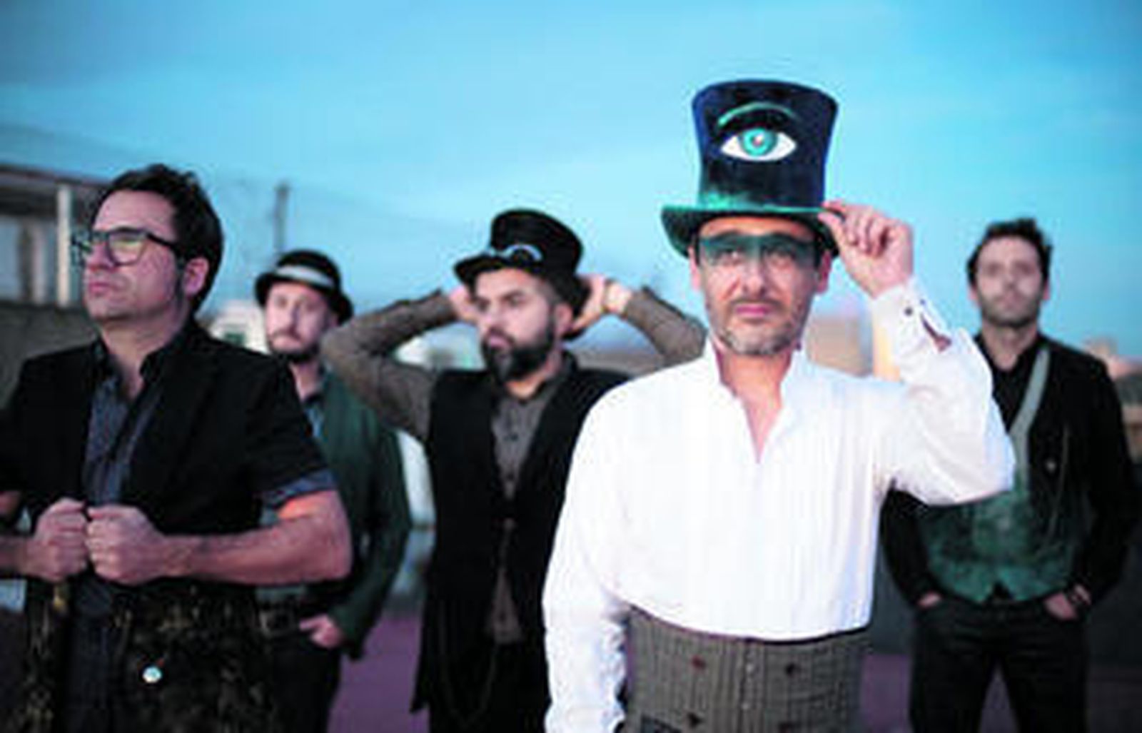 Love of Lesbian regresa con un álbum "más denso, más encriptado" frente a sus lanzamientos anteriores.