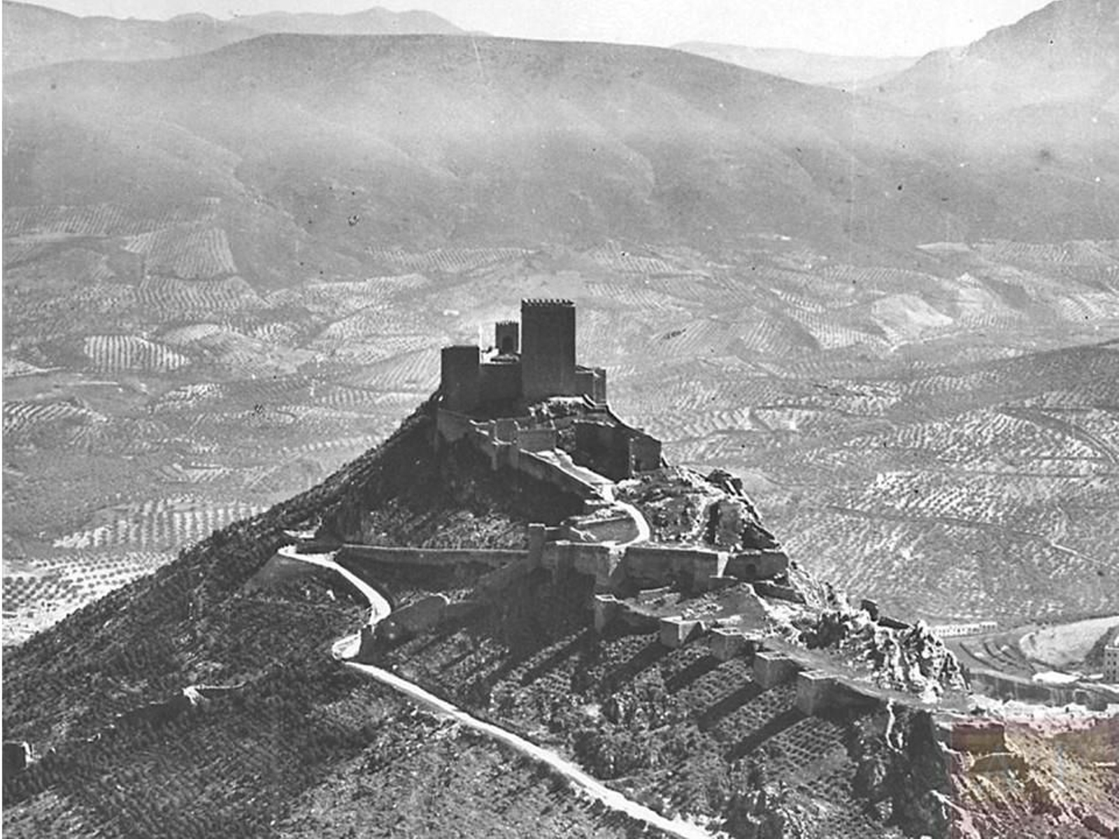 Imagen aérea del Cerro de Santa Catalina donde se ven los alcázares reales.