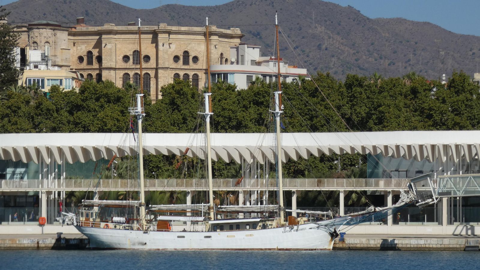 Goleta polaca atracada junto al Palmeral de la Sorpresas.