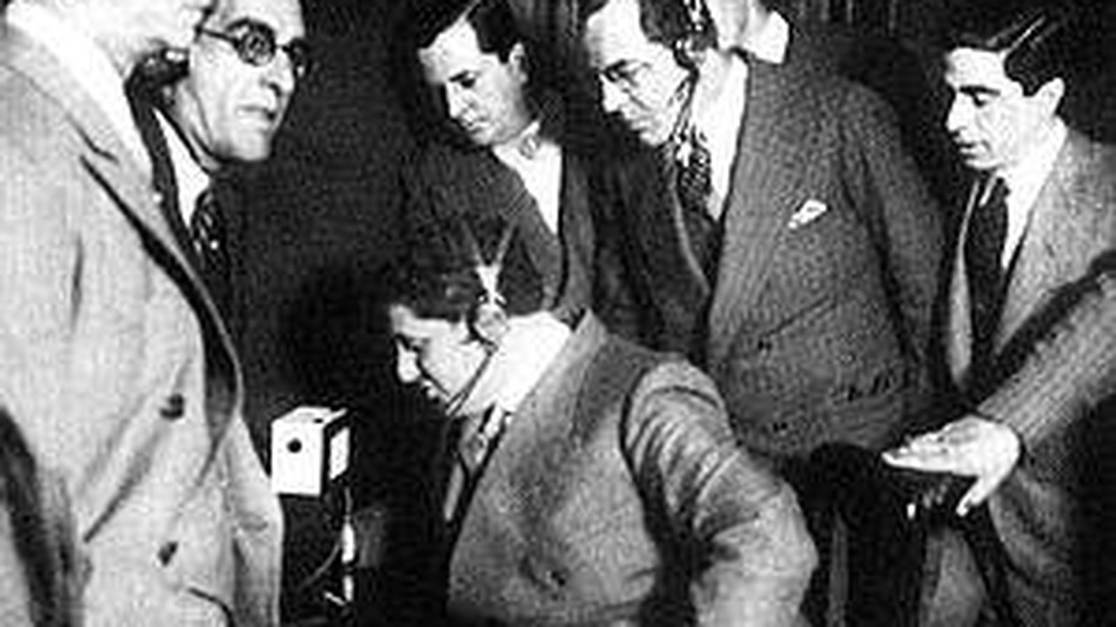 Primera emisión radial.