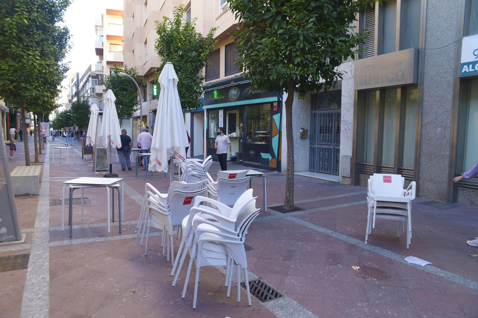 Fotos del cierre de comercios y bares en las calles por el Covid