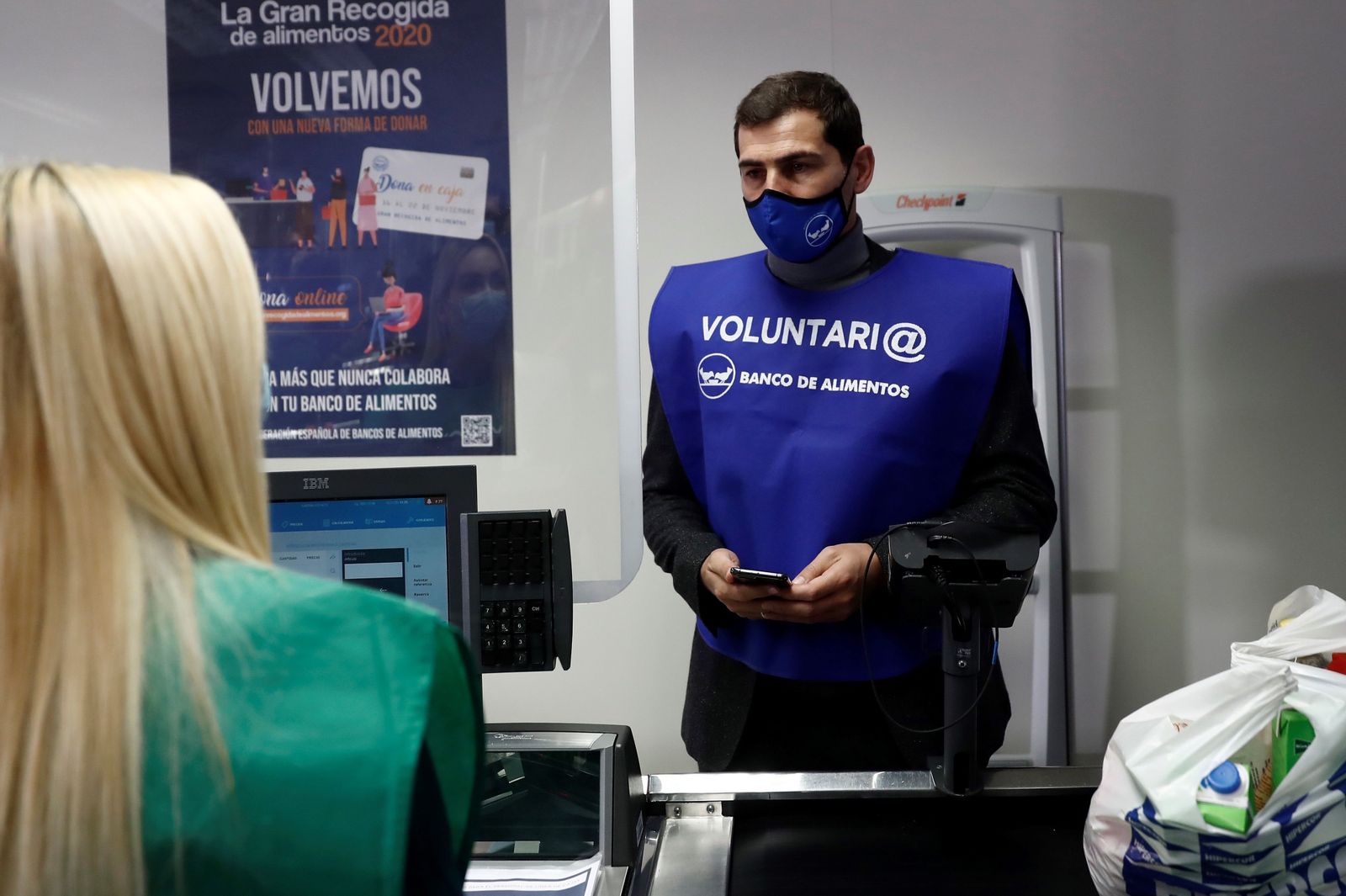 El exportero internacional español Iker  Casillas, voluntario en la VIII edición de la Gran Recogida de Alimentos en El Corte Inglés de Pozuelo.