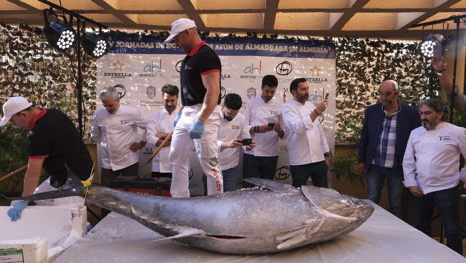 Más de un centenar de personas se dan cita en Espacio Gastronómico para vivir el ronqueo de atún: un método milenario para despiezar el pescado