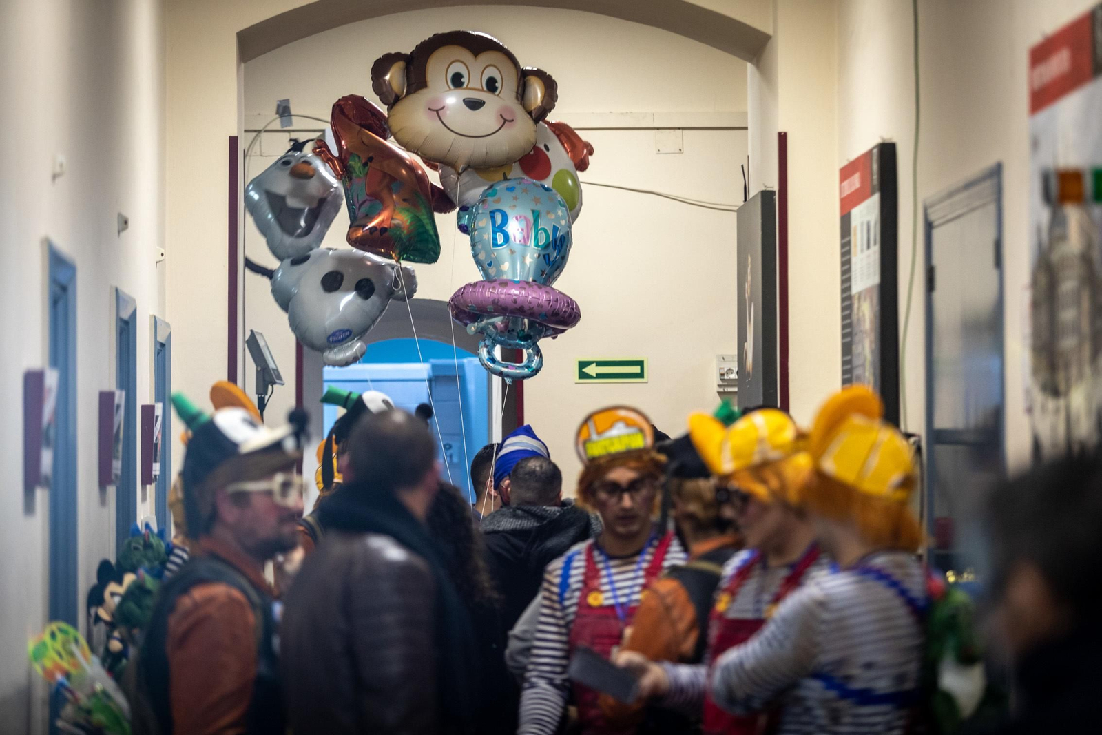 Ultimos preparativos de la chirigota 'La ultima y nos vamos' antes de actuar