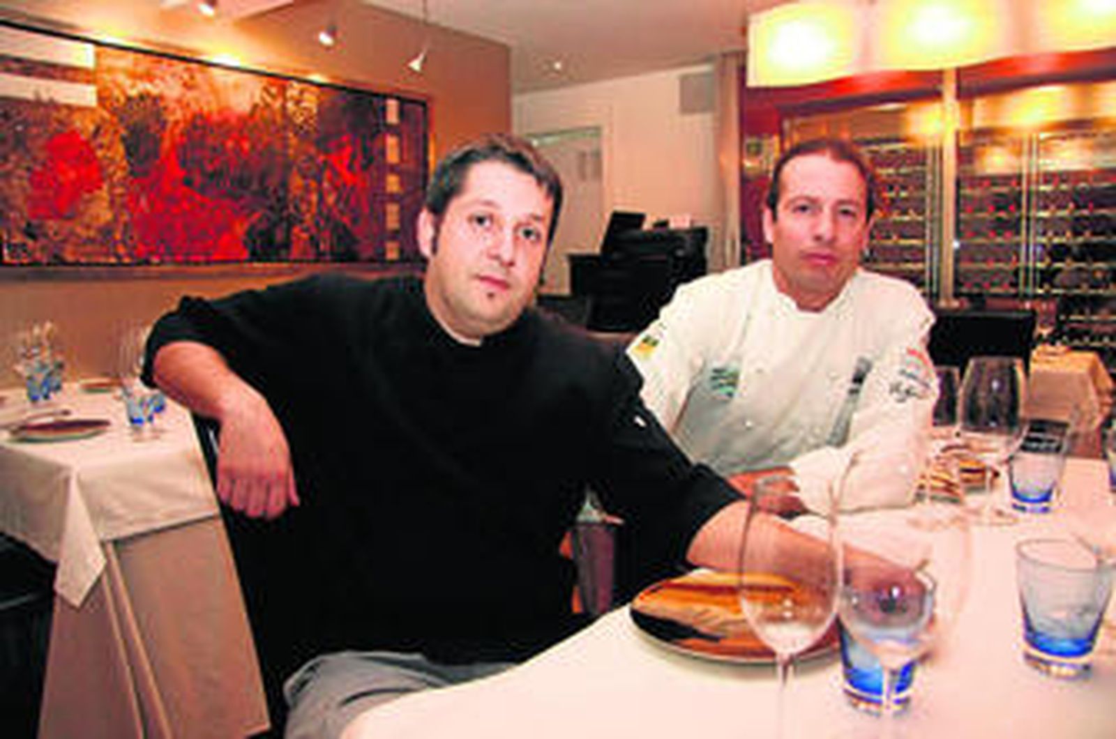 Víctor Trochi y Daniel Rosado, cocineros del restaurante Skina, en Marbella.