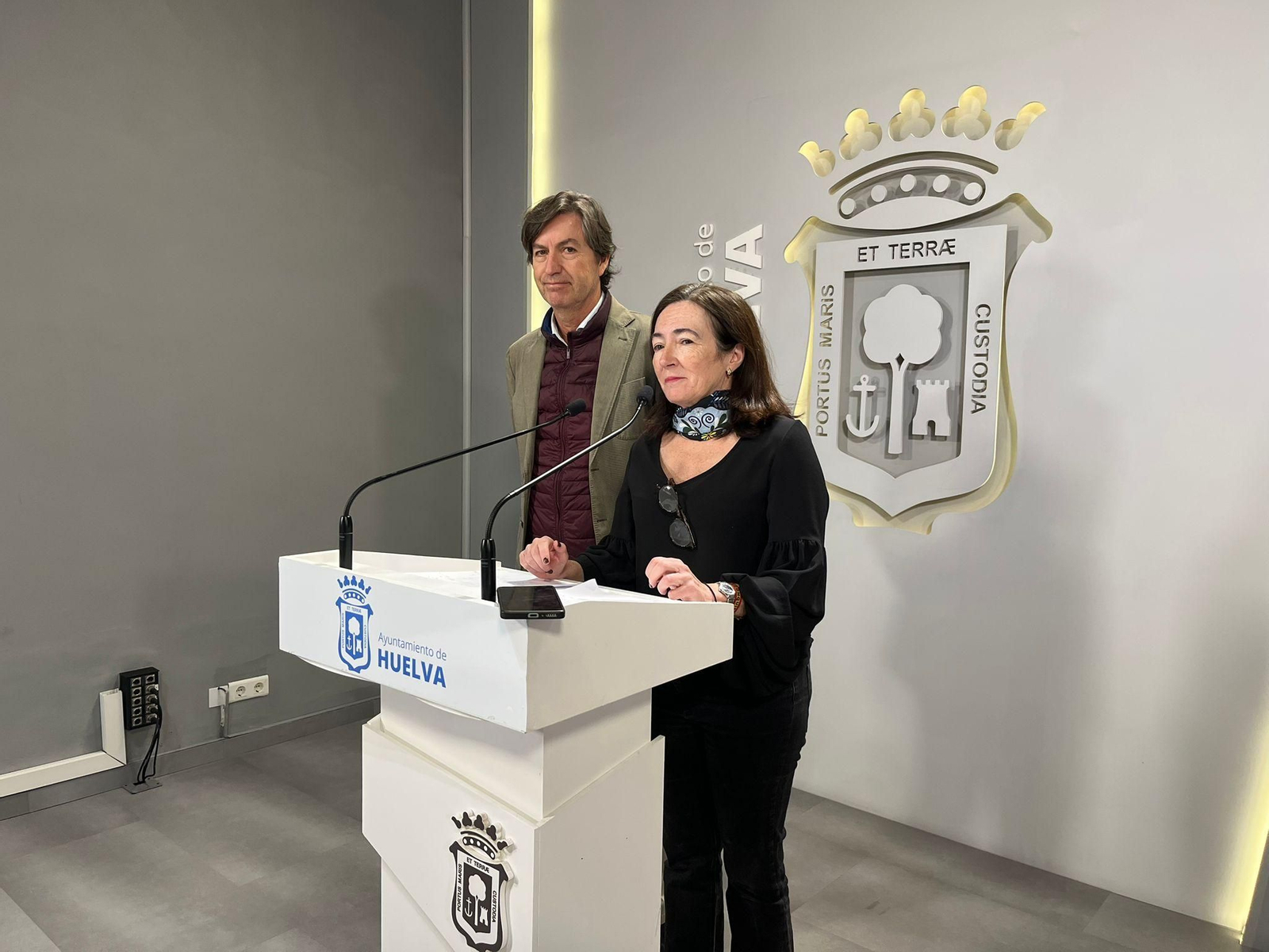 El portavoz municipal de Vox, Wenceslao Font, y la viceportavoz, María López.