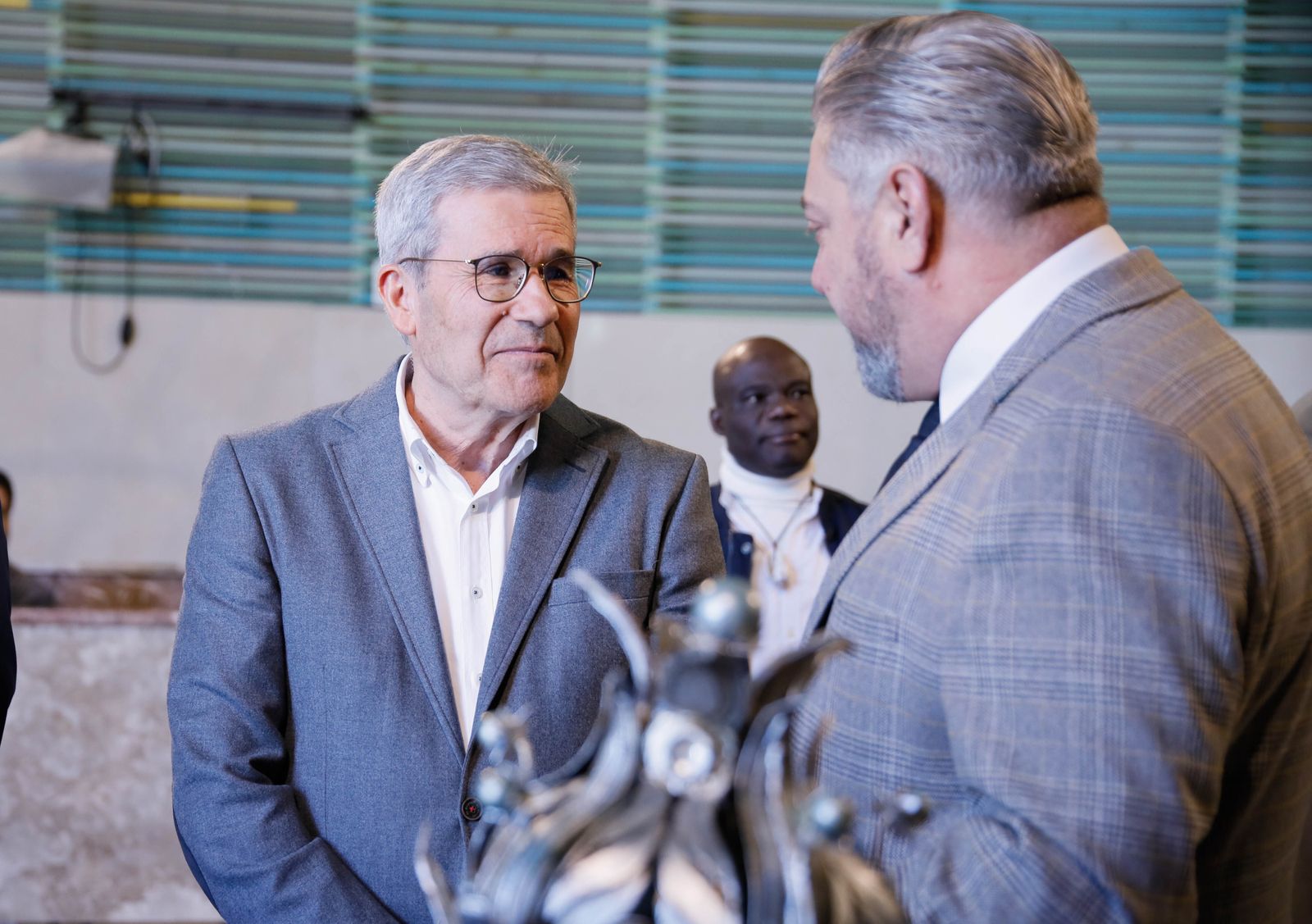 Imágenes de la entrega de las coronas a los emisarios de sus Majestades los Reyes Magos de Oriente